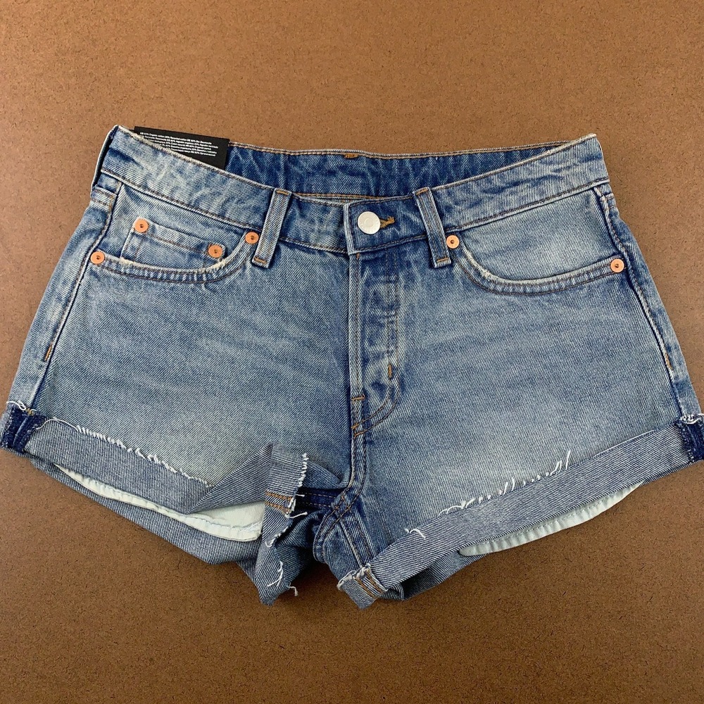 Weekday Womens Size 26 Reg Light Wash Denim Mid Rise 2" Inseam Fire Shorts NWT